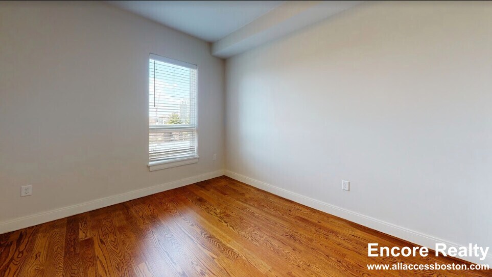 Building Photo - 2 Everett Sq