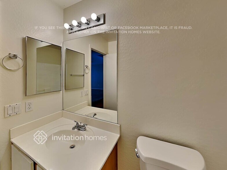 Building Photo - 11821 W Laurel Ln