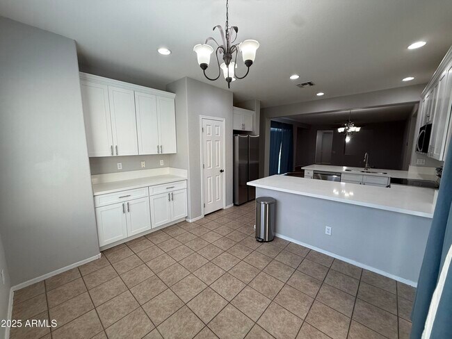 Building Photo - 885 E Cherry Hills Dr