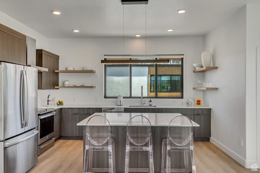 Kitchen with appliances with stainless steel finishes, open shelves, wall chimney exhaust hood, mode - 44 W Iko Ave