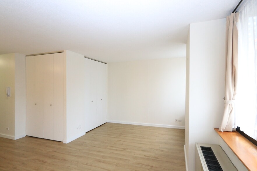 View of alcove with closet doors - 250 E 40th St