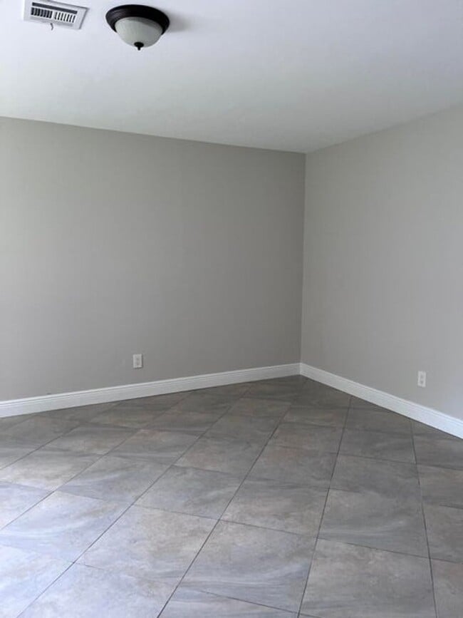 Building Photo - 8760 Lyndall Ln