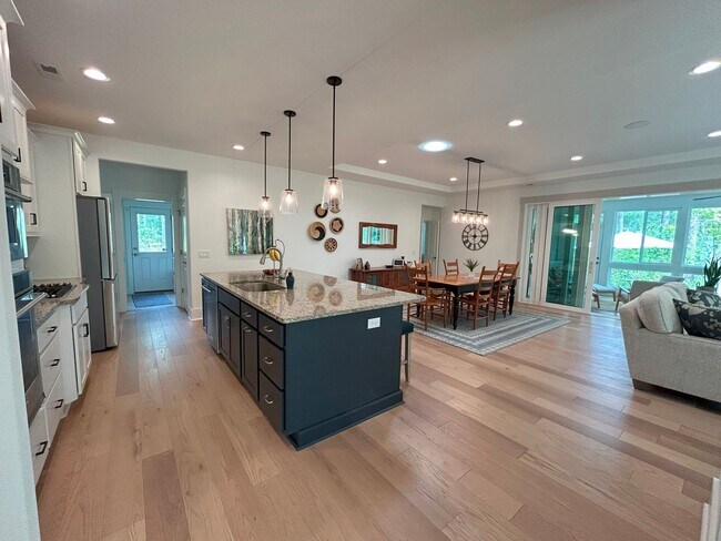 Building Photo - Beautifully appointed furnished 4 bedroom ...