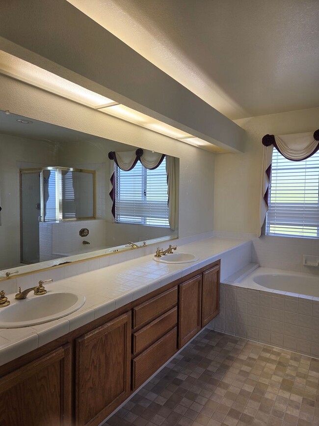 Building Photo - Spacious Laurel Creek Home