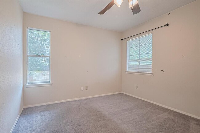 Building Photo - 3812 Redbud Dr