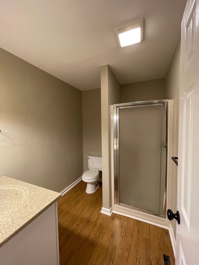 Building Photo - 2 bed 2 bath Duplex with Garage