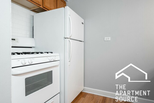 Building Photo - 459 W Briar Pl