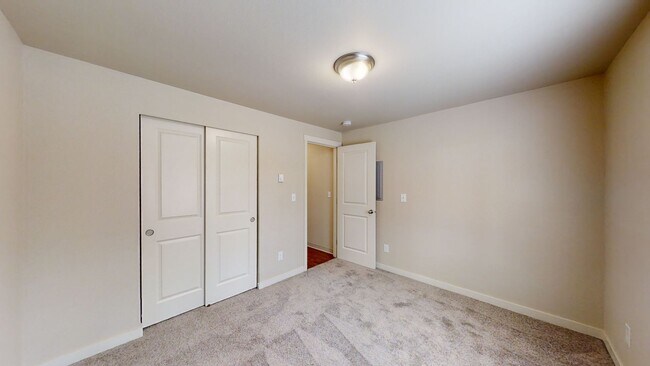 Building Photo - Spacious Updated 2 Bedroom Apartment in Tacoma-Granite Counters, W/D, Reserved Parking Space!