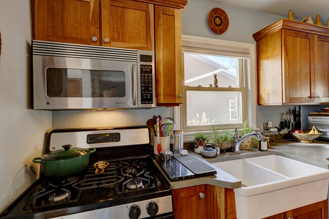 Building Photo - 3621 Dennett Dr