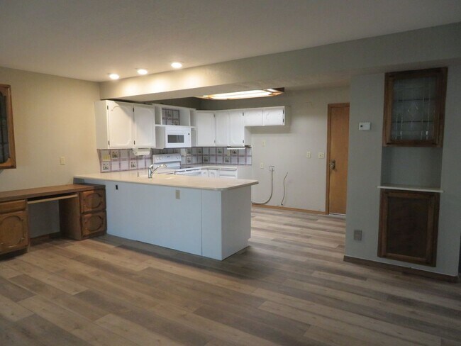 Building Photo - Huge Tri-Level Duplex