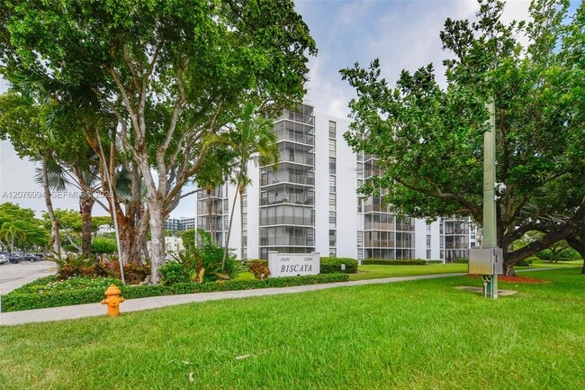 Building Photo - 20500 W Country Club Dr