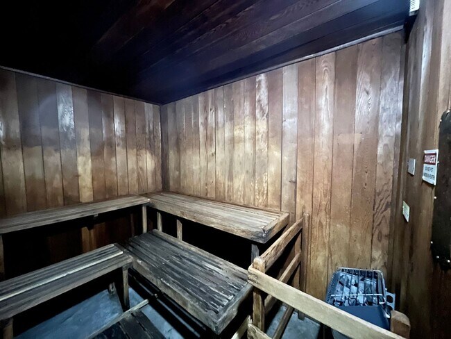 Building Photo - Royal Capitol Plaza: 2 Bed, 2 Bath with 2 ...