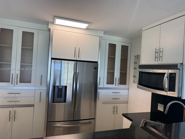 Building Photo - 100 Bayview Dr