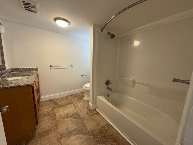 Building Photo - Pensacola - North Hill - 2 bed, 2 bath