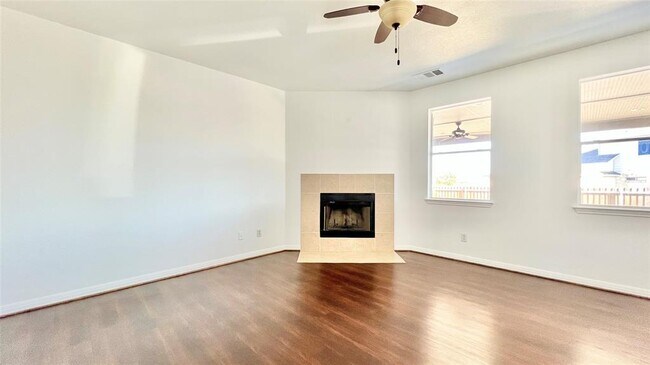Building Photo - 1102 Middle Brook Dr