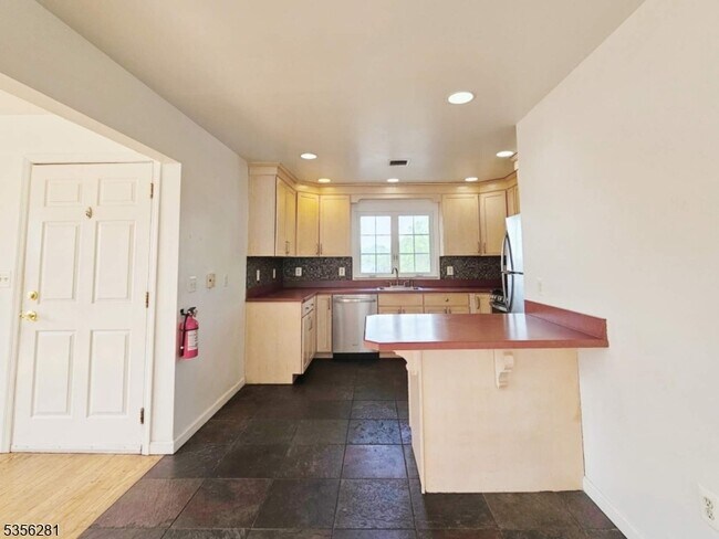 Building Photo - 1405 Mopsick Ave
