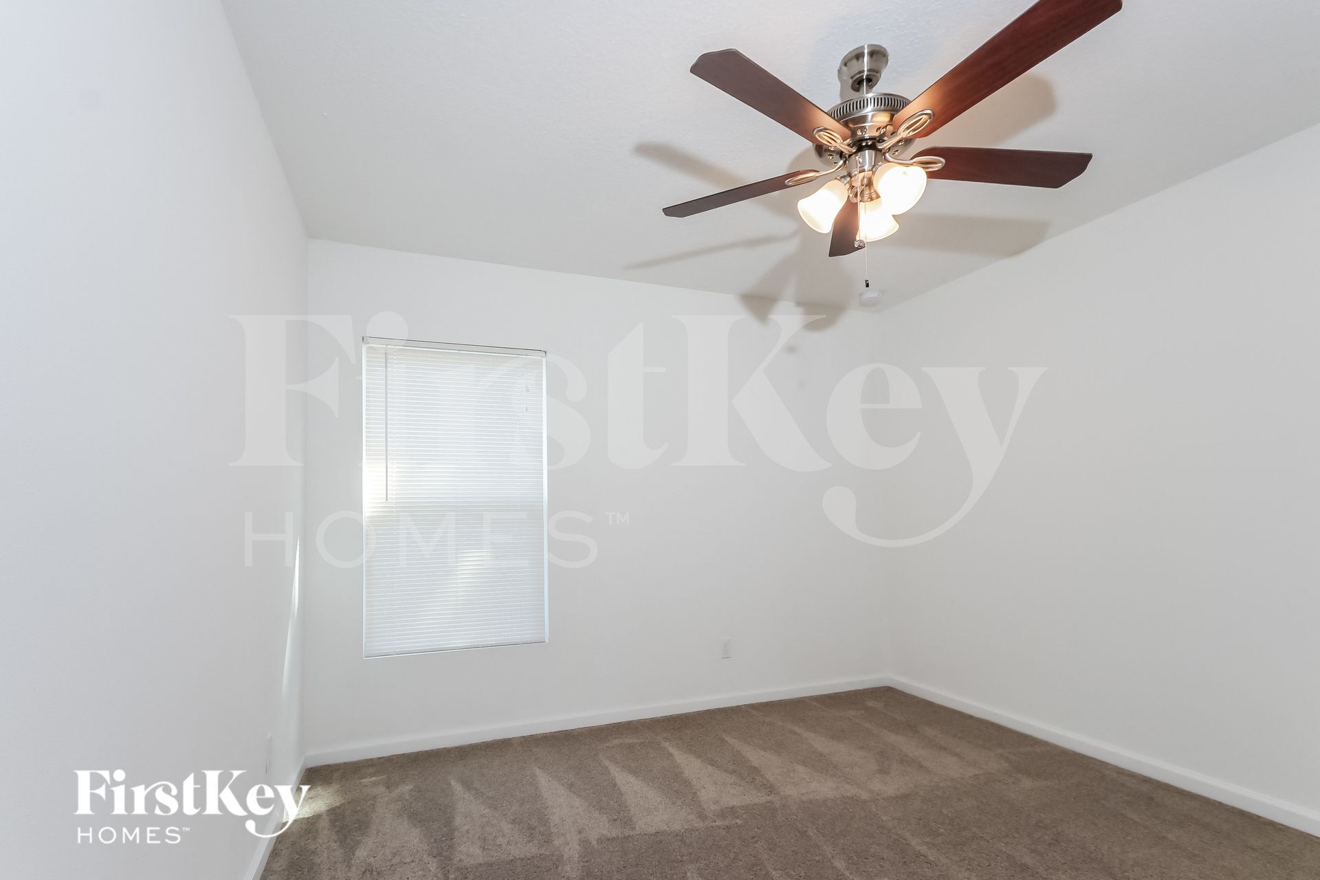 Building Photo - 1750 SW Apache Ave