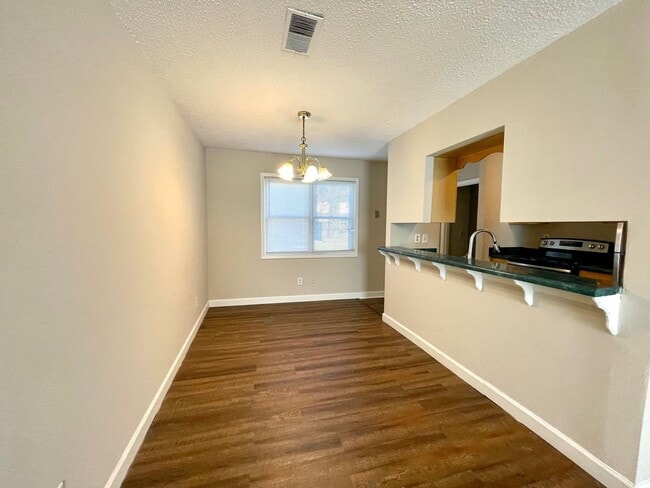 Building Photo - Section 8 Approved 3bedroom