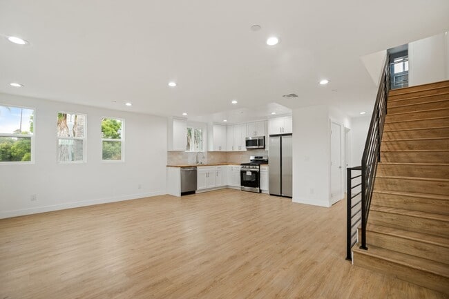 Building Photo - 4232 Rosewood Ave