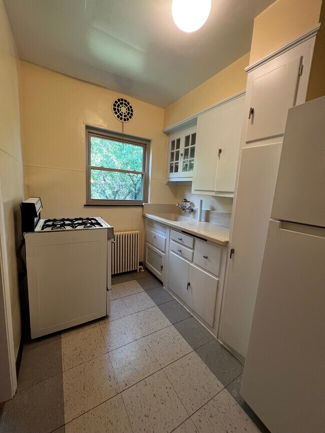 Kitchen - 4912 Relleum Avenue