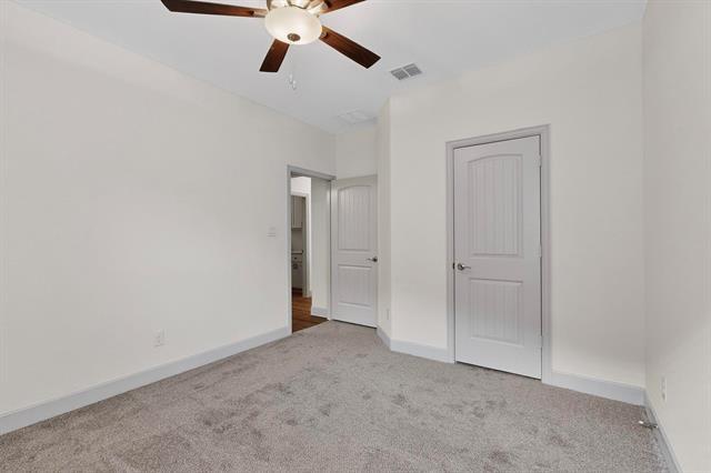 Building Photo - 560 Oak Crk Dr
