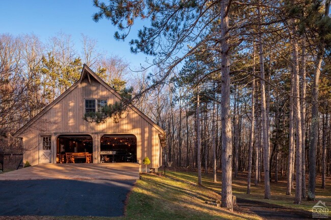Building Photo - 147 Rock City Rd