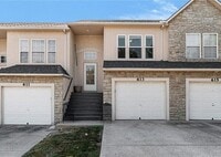 Building Photo - 3 Bed, 2 Bath Townhome Available Now!