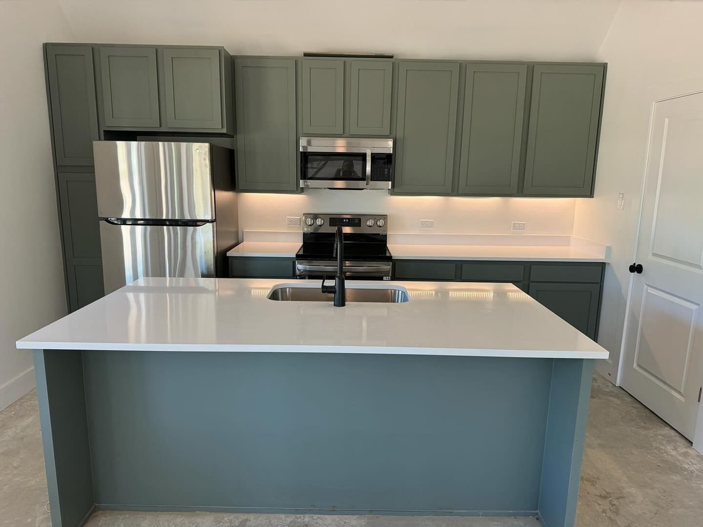 Building Photo - 10733 Shady Oaks Dr