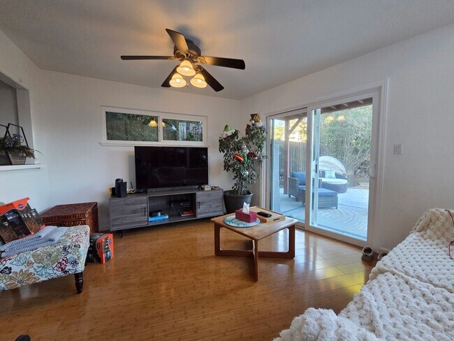 Building Photo - Wonderful Mid Century Home available for lease