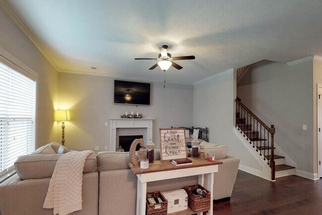 Building Photo - 708 Tree Top Trl