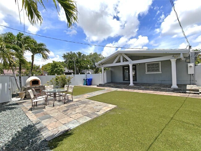 Building Photo - 470 SW 25th Rd