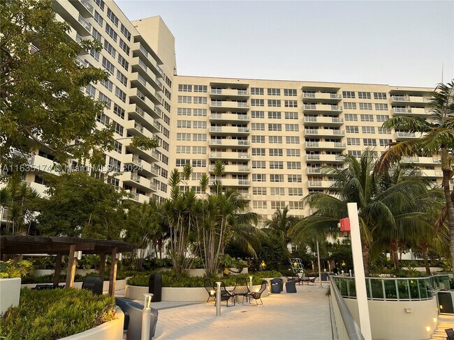 Building Photo - 1500 Bay Dr E