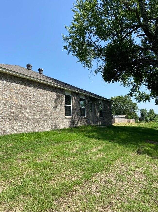 Building Photo - *LIMITED TIME OFFER* Three Bedroom | Two B...