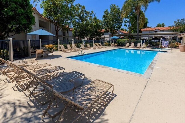 Building Photo - 1 Bed, 1 Bath Condo - Fireplace + Private Patio w/ Washer/Dryer!