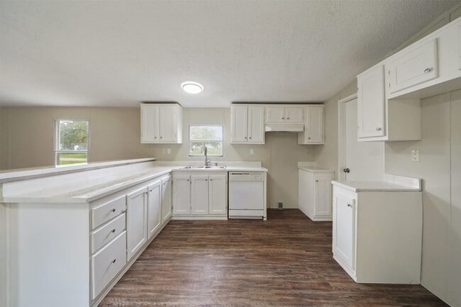 Building Photo - 113 Country Oaks St