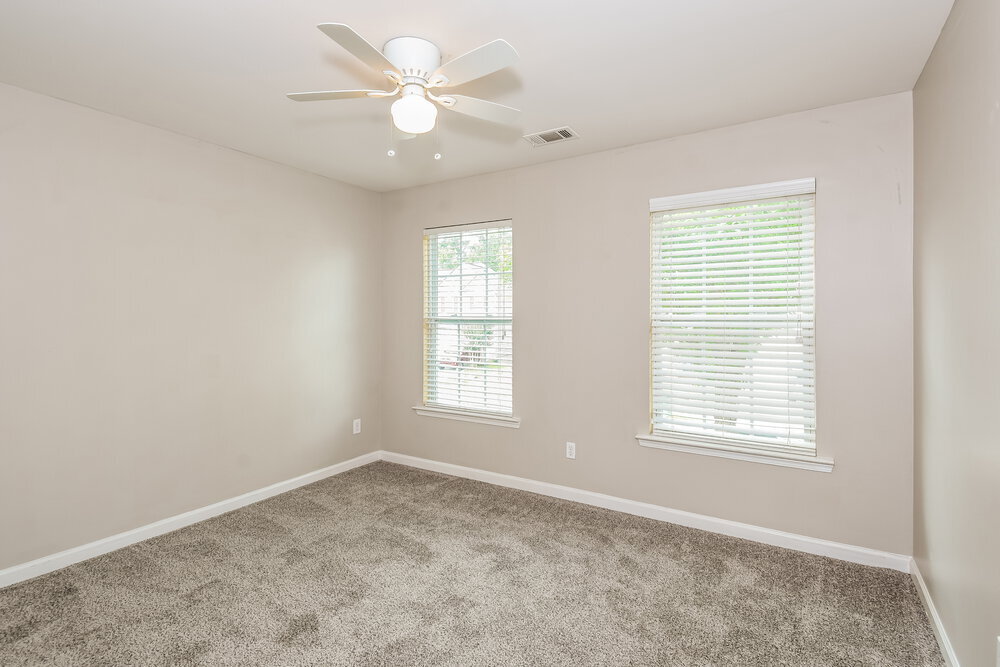 Building Photo - 147 Hidden Lake Cir