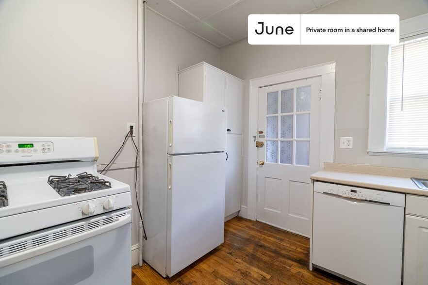 Building Photo - Private bedroom in 3 bed/1 bath Home
