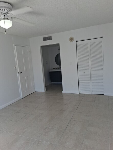 Building Photo - 17021 N Bay Rd