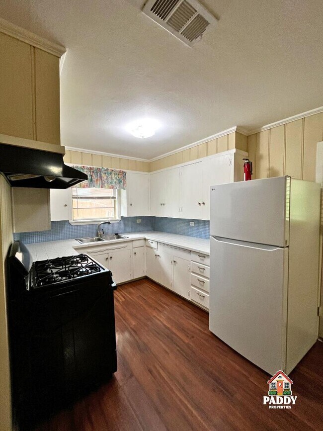 Building Photo - 411 Redbud Ln