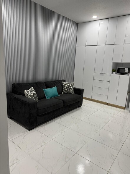 STUDIO SUITE - 10775 NW 81st Ln