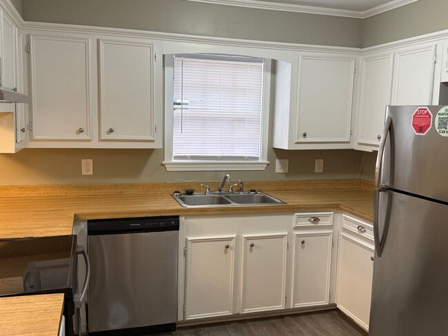 Building Photo - 3 bedroom/2 bath house in 047 Brandon!