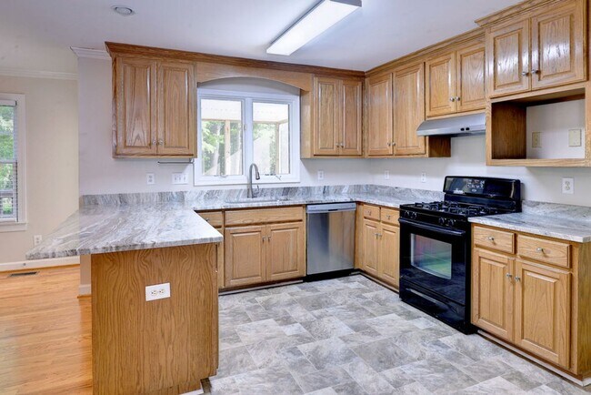 Building Photo - Beautiful Poquoson Home.