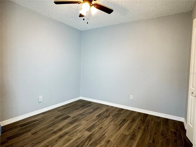 Building Photo - 904 Lake Palms Dr