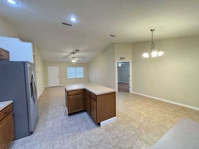 Building Photo - $300 OFF A MONTH OF RENT! Lovely, Spacious 2 Bedroom, 2 Bathroom Home in Sebring!!
