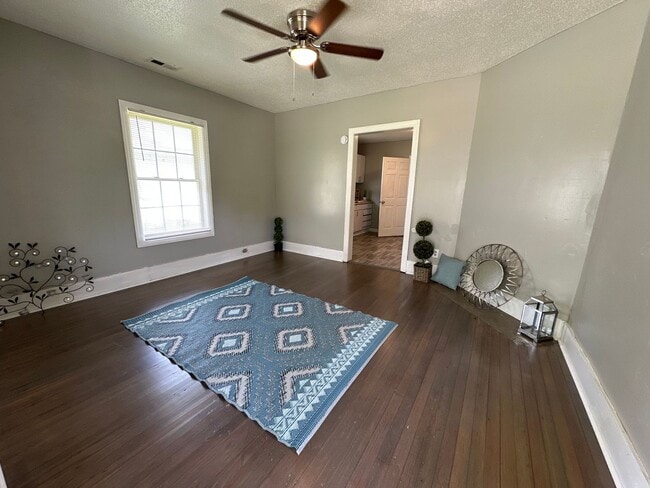 Building Photo - 3 Bed/ 1 Bath and move-in ready! www.PMCoreUSA.com submit guest card for showings!