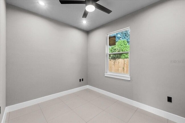 Building Photo - 724 W Crescent Dr