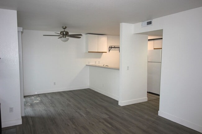 Building Photo - 2 Bedroom Condo For Rent