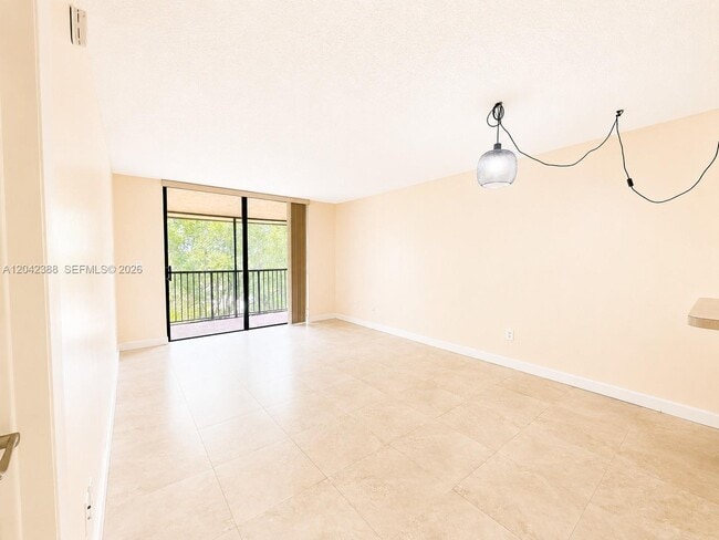 Building Photo - 14421 N Kendall Dr