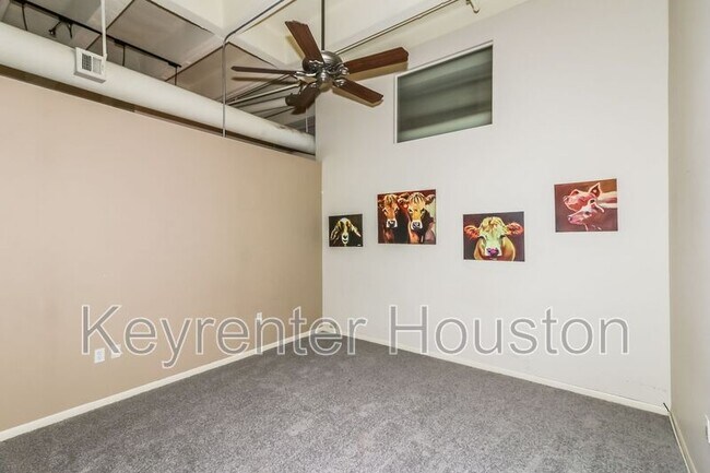 Building Photo - 705 Main St