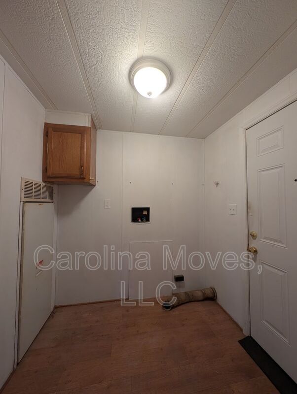 Building Photo - 220 Farrs Rd